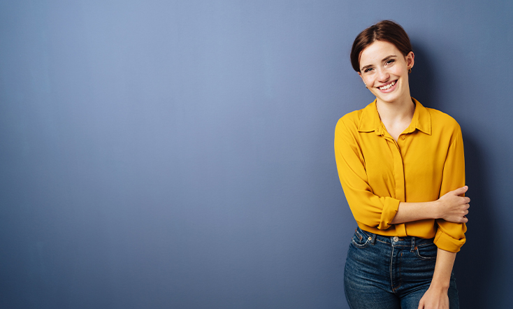 Imagen de mujer con blusa amarilla