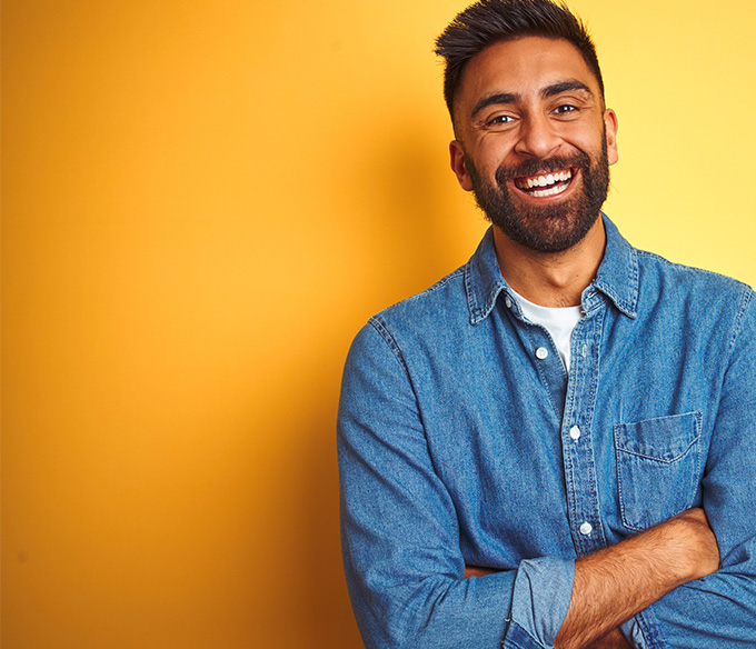 Imagen de hombre sonriendo